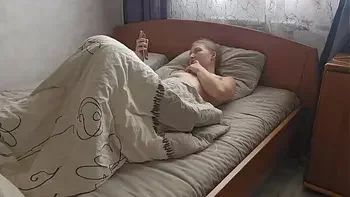 Проснулась и решила помастурбировать на порно! Сладкий оргазм