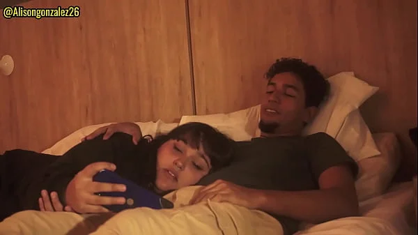 Tengo sueño hermanastro, dejame acostarme en tus piernas, pero no metas tu pene en mi boca por favor!!