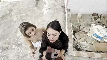 madrastra de enormes tetas se folla junto con su hijastra a su empleado de construcción