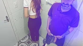 Fodida por um estranho no banheiro de um barzinho sem camisinha!