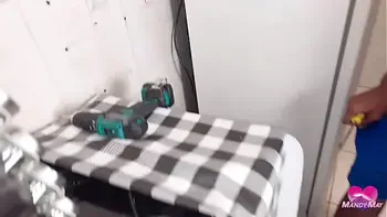 Dando o cuzinho de cabeça pra baixo e esguichando no pau do pedreiro - vídeo de 2022