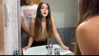 Antes de ir al cine con mi novio , tengo sexo con mi padrastro gordo de 46 años en el baño