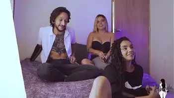 Invito a mi amiga a ver peliculas y termina follandose a mi marido, los descubro al final!