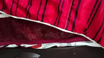 Madrasta loira peituda fode com enteado , enquanto seu marido se faz de cego na mesma cama , O pai fica excitado de ver seu filho fazendo sexo