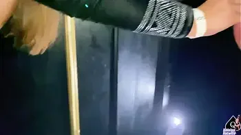 WIFE DOING GLORY HOLE IN STRANGER WITH CUCKOLD JUST WATCHING