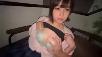 【同棲カップルの日常SEX】臭い彼女の酸っぱいマンコをたしなんだ後に軽く中出しSEXするカップル。