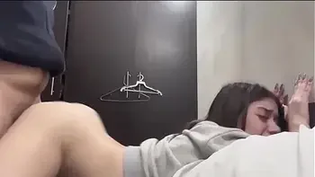 FLACA CALIENTE MONTA VERGA SIN PARAR HASTA DEJARLE LA VERGA SECA DE SEMEN A SU PADRASTRO