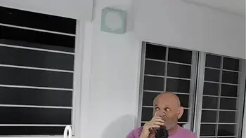 puta callejera se aburre de chupar pija en la estacion de berazattegui y entra a que su macho le meta terrible poronga en el orto