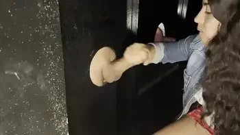 en glory hole con una verga tan gruesa que hasta obligo a mi cornudo a jalarla y las comparo