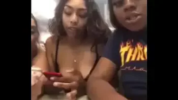 Novinhas doidas mostrando os peitos no McDonald's