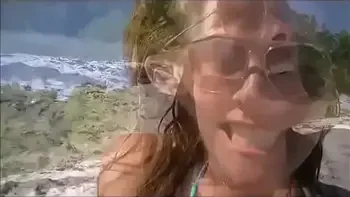 Se deja meter mano por extraño mientras el marido la graba en secreto Playa Nudista.  Nude beach voyeur