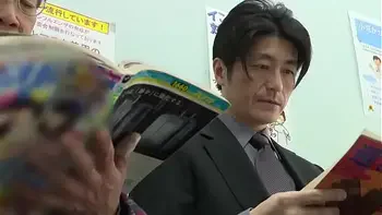 Geile sexy slimme patient wil dokter's lul nadat ze hem betrapt