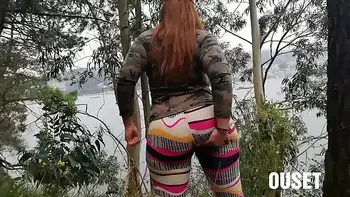 chica impresionante con culo enorme es follada en el monte