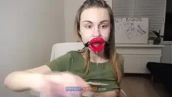 Любительница жесткого секса riderkelly сосет силиконовый пенис со спермой на лице