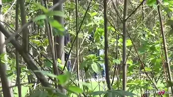 German Public - Deutsche Studentin Elisa in Berlin mitten im Park gefickt