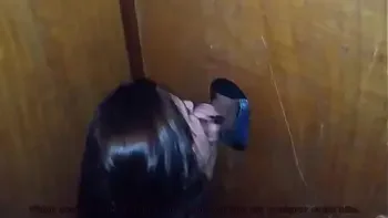 O Pintinho pequeno não aguentou o boquete e a punhetinha e gozou antes da hora.