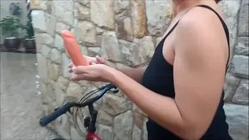 Gostosa saiu andar de bike com plug anal socado no cu