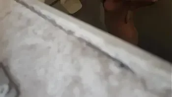 Camara espia a colombiana. Se da cuenta.