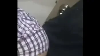 Jovencita hace un perreo