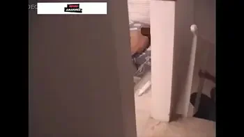 amigos s se aproximam sorrateiramente para filmar casal fodendo depois de festa