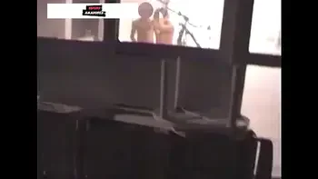 s saem de festa discretamente mas sao descobertos fodendo na varanda da cobertura