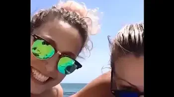 Par de viejas en playa exhibicionista