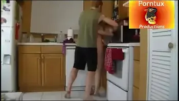 hijo se aprovecha de mama en la cocina