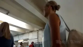 Upskirt at the tanned beauty without panties.