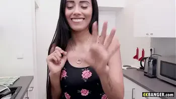 Andreina Deluxe chose the best house to clean because now she can clean a Dong As Well