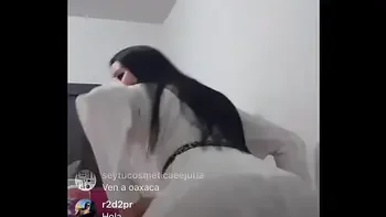 Evaluna descuido se le sale pezon en directo