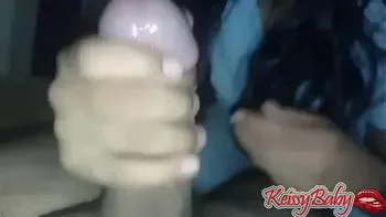 Linda estudiante de medicina me ayuda a rasurar el pene y termina mamandome la verga y tragándose toda mi leche