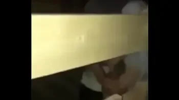 pareja difurtando en un establo al aire libre