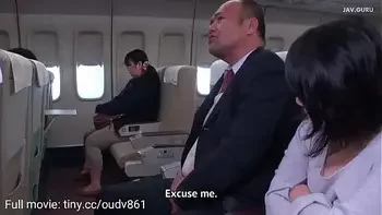 drie prachtige stewardessen pijpen naar de passagiers