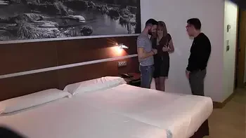 Bruno Invita a un Amigo a que se Folle a Su mujer Maria y acaban los tres follando