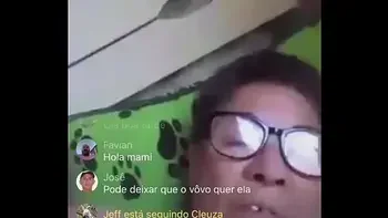 Velha mostrando o peito e passando a mão na xota na live