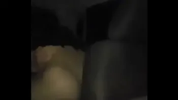 Marido dirigindo esposa sentando no dotado PODEROSO no banco de trás do carro pelas ruas da cidade