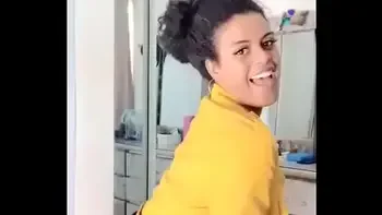 Morena rabuda dançando sem calcinha