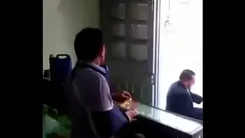 mamada rapida detras del mostrador