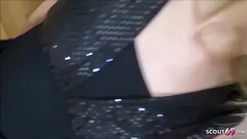 Schlanke deutsche Studentin von zwei Fake Agenten ausgetrickst zu Dreier - German Teen