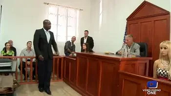 Ces belles salopes se font baiser devant le juge au tribunal