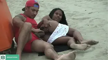 Casal transando na areia da praia de Fortaleza Ceará. ( Vídeo completo no xvideos red )