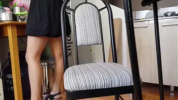 Upskirt a mi compañera de cuarto se da cuenta