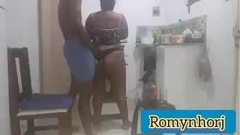 NA CASA DA MINHA NAMORADA ELA FAZENDO O JANTAR EU QUERENDO COMER A SOBREMESA PRIMEIRO, FUI PARAR NA CAMA DELA EM SEGUIDA /VIDEO COMPLETO NO RED/ BASTIDORES DO ROMYNHORJ