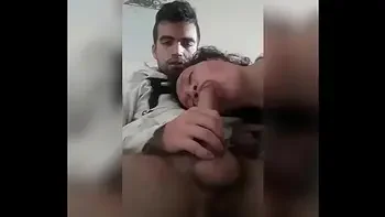 Chico recibe una leccion de como es una buena Mamada