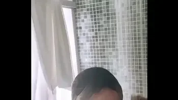 Anitta Vaza Seios Enquanto Toma Banho