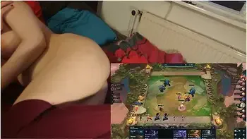 She Cums While Gaming, Shaking - Deutsche Amateure