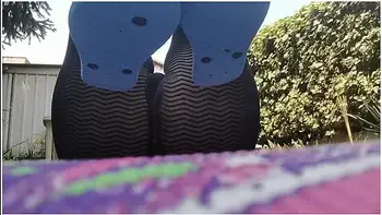 Nicoletta Today Makes You Look At Her Sweaty Feet In A Public Garden With Her Flip Flops