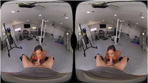 Sexy Black Babe Zoey Sinn Seducing On Gym