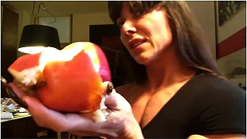 Muscle Girl Destroys Bad Apple With Her Huge Bicep