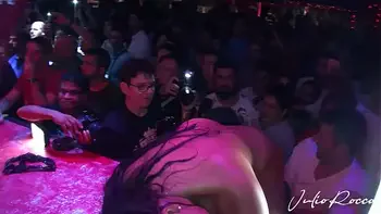 Las hermanas Ortega follando un pollón en público